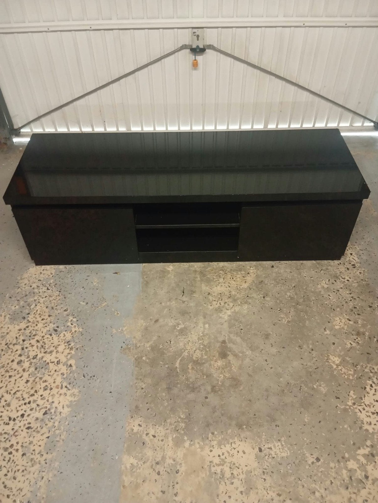 table basse pour tv en bois laqué noire métallisé, Enlèvement, Comme neuf
