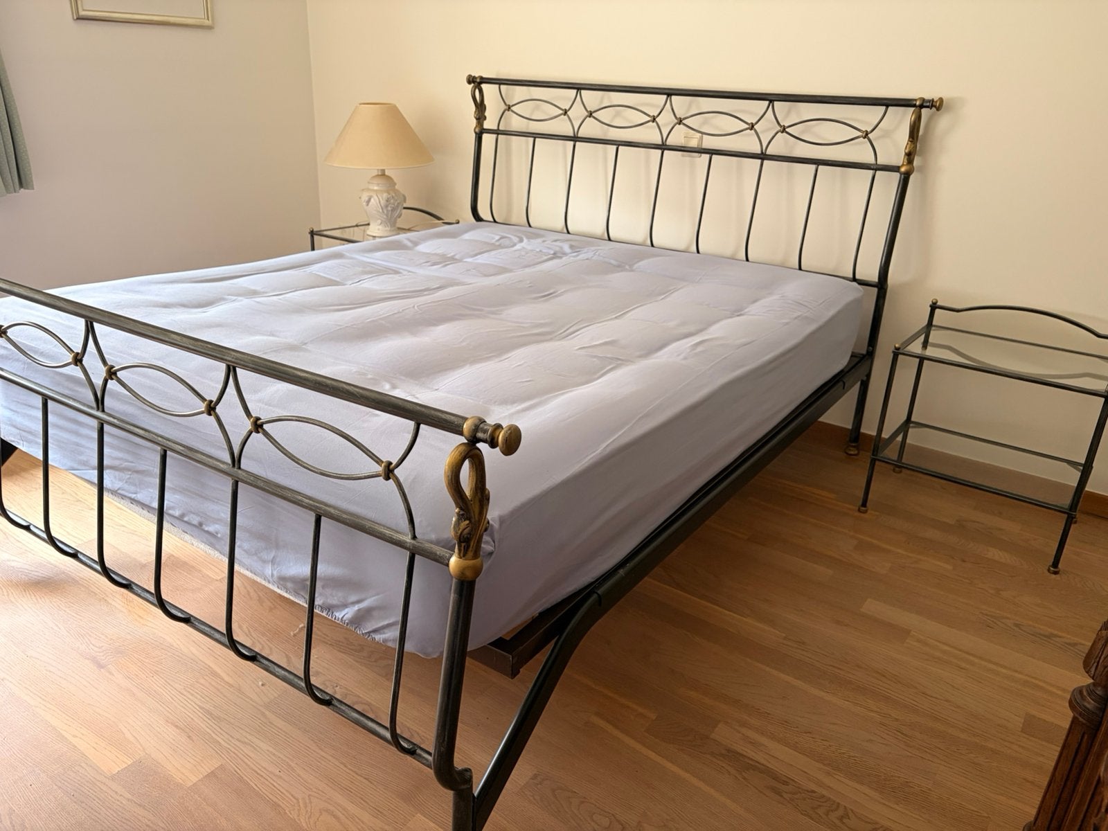 Sleedijzeren bed 160 en 2 nachttafels, Ophalen, Zo goed als nieuw