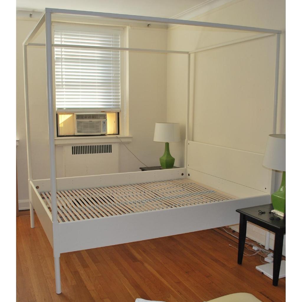 Hemelbed en nachttafel Ikea + Auping bedbodem