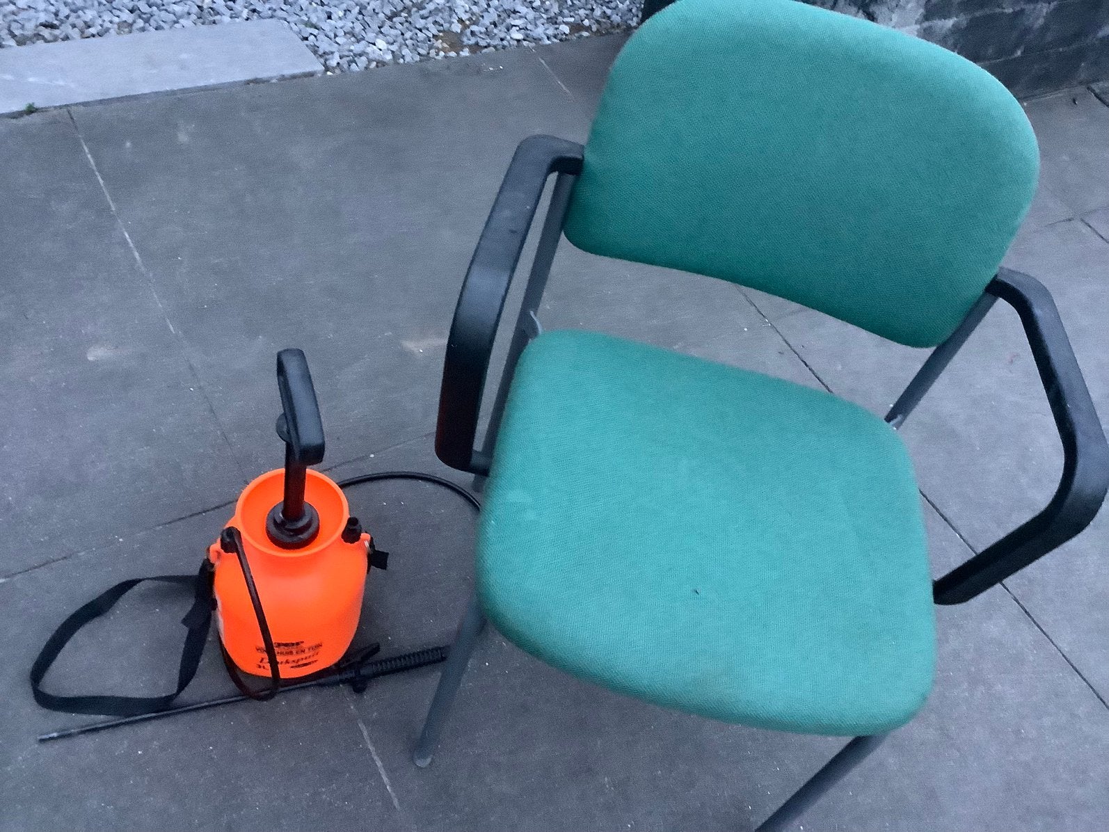 Waterproeier en stoel om uit te rusten na het sproeien, Ophalen, Zo goed als nieuw
