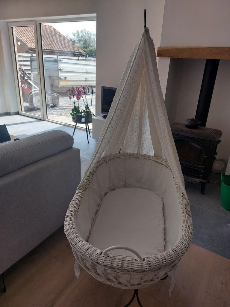 Lit bébé en rotin, Enlèvement