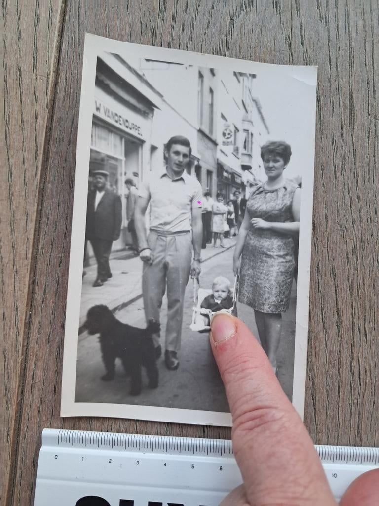 Retro foto met kinderdraagzitje, Ophalen of Verzenden
