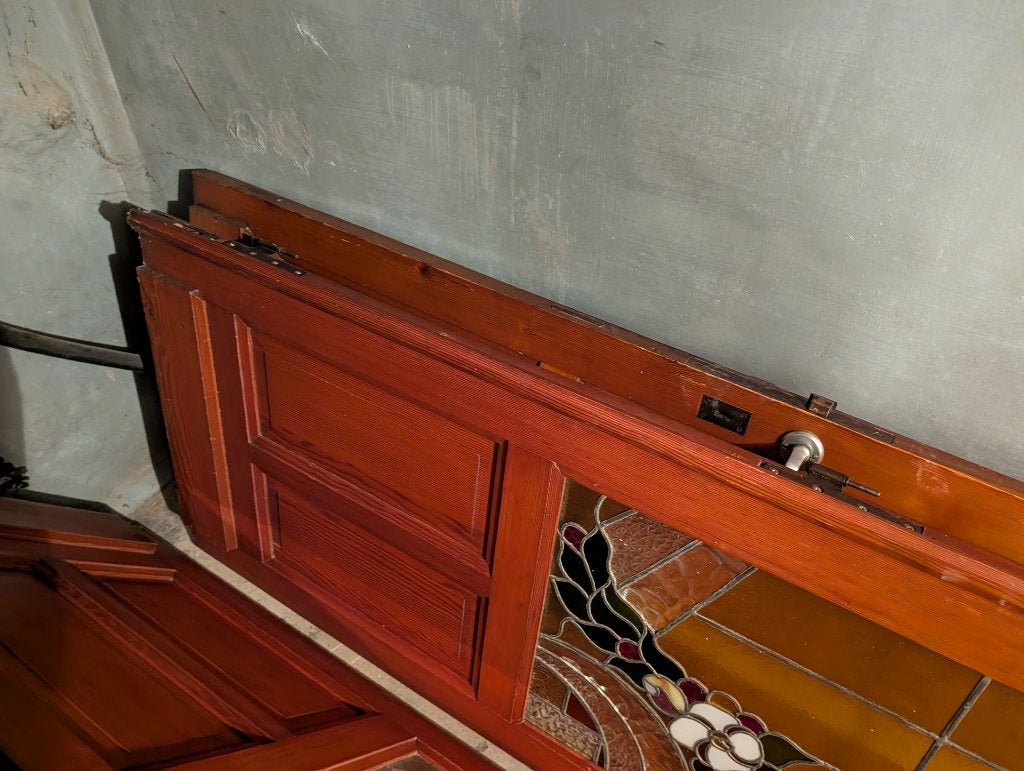 3 portes avec vitraux, Enlèvement