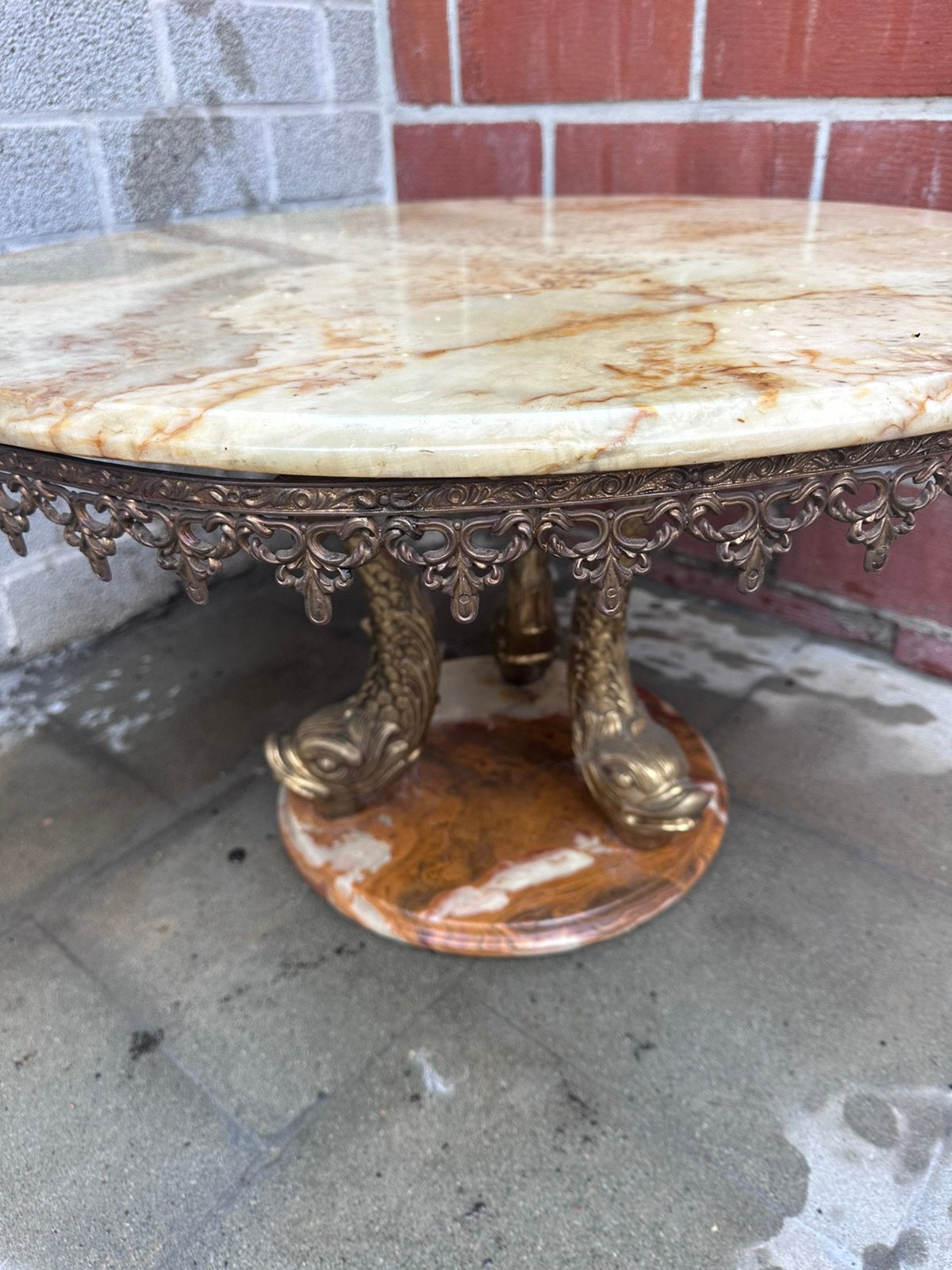 Table basse très lourde, Enlèvement