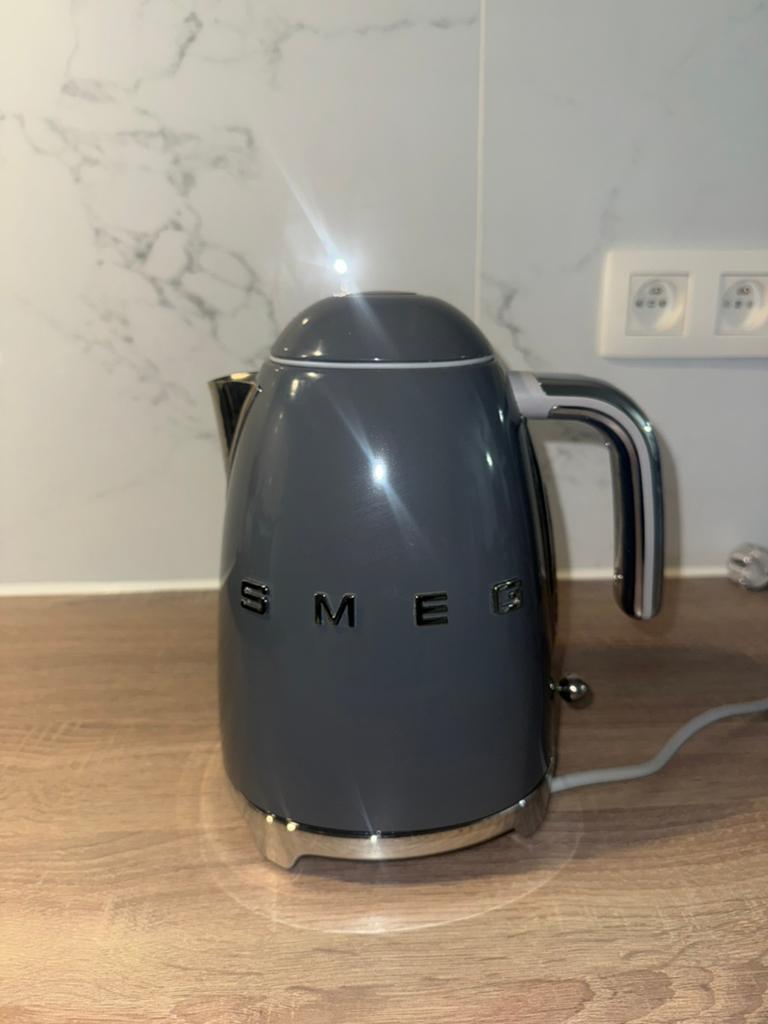 Smeg bouilloire 1,7L, Electroménager, Bouilloires, Comme neuf, 1 à 2 litres, Enlèvement