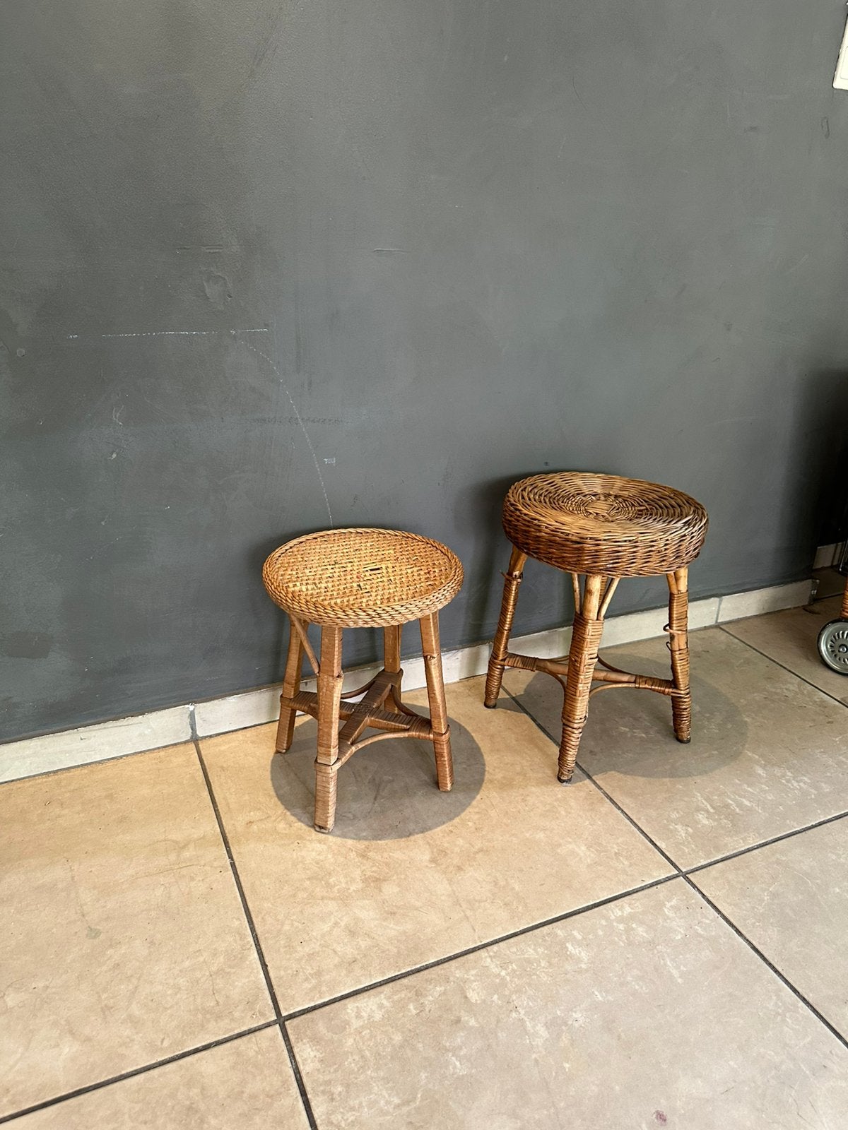 Set van 2 vintage rieten krukjes – boho / rotan, Ophalen, Gebruikt