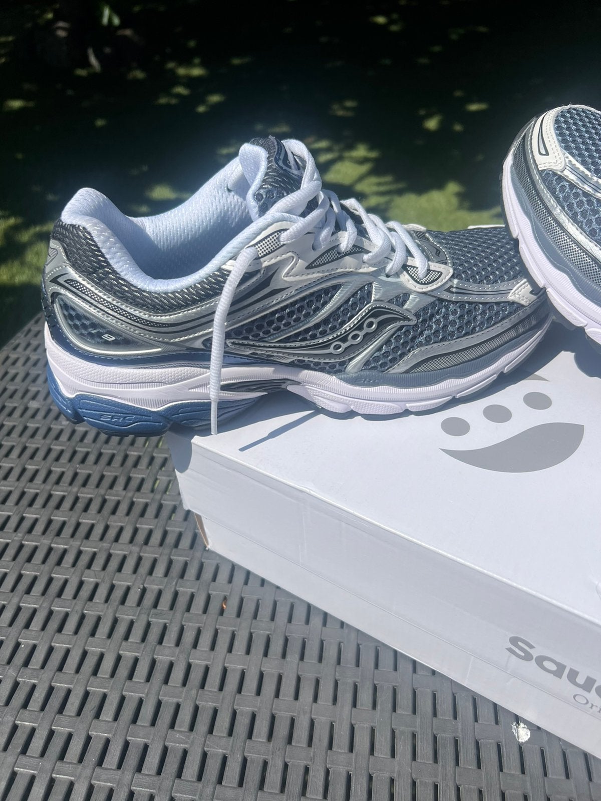Saucony bleu argenté flambant neuf, Neuf, Enlèvement ou Envoi, Saucony, Autres sports