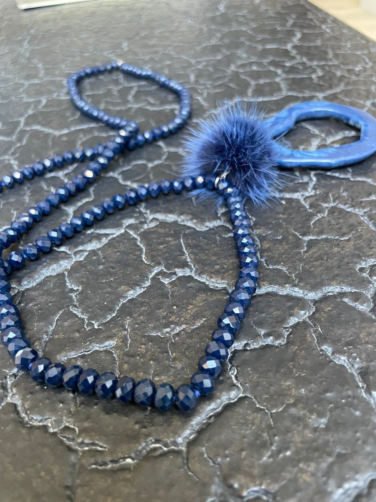Collier à perles bleues TITTO avec pompon, Bijoux, Sacs & Beauté, Enlèvement ou Envoi, Neuf, Bleu, Avec pendentif