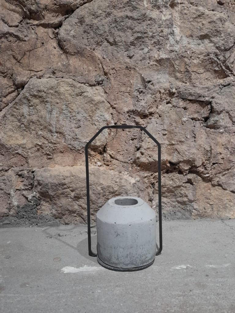 Concrete and steel vase "Weight A Vase D" SPECIMEN EDITIONS, Moins de 50 cm, Autres couleurs, Enlèvement, Utilisé