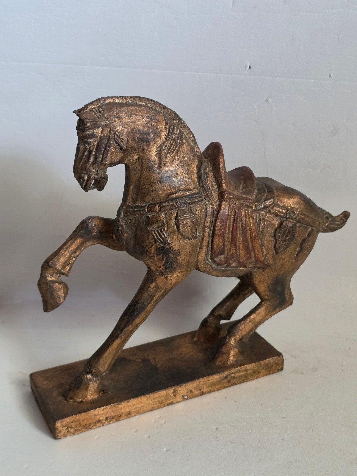 Antique Tang style hand-carved gilded wooden horse statue, Antiek en Kunst, Ophalen, Hout, Beeld