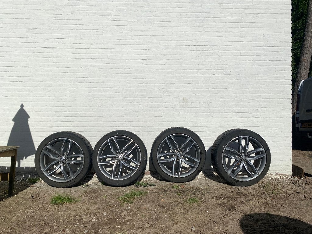 18 inch VW velgenset met banden, Auto-onderdelen, Ophalen, 18 inch, Band(en)
