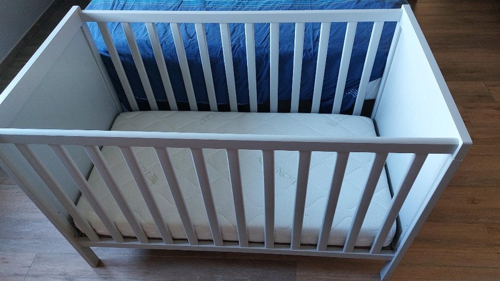 lit 120 x 60  couleur gris clair  + matelas.   Etat nouveau!, Enfants & Bébés, Enlèvement, Neuf, Matelas
