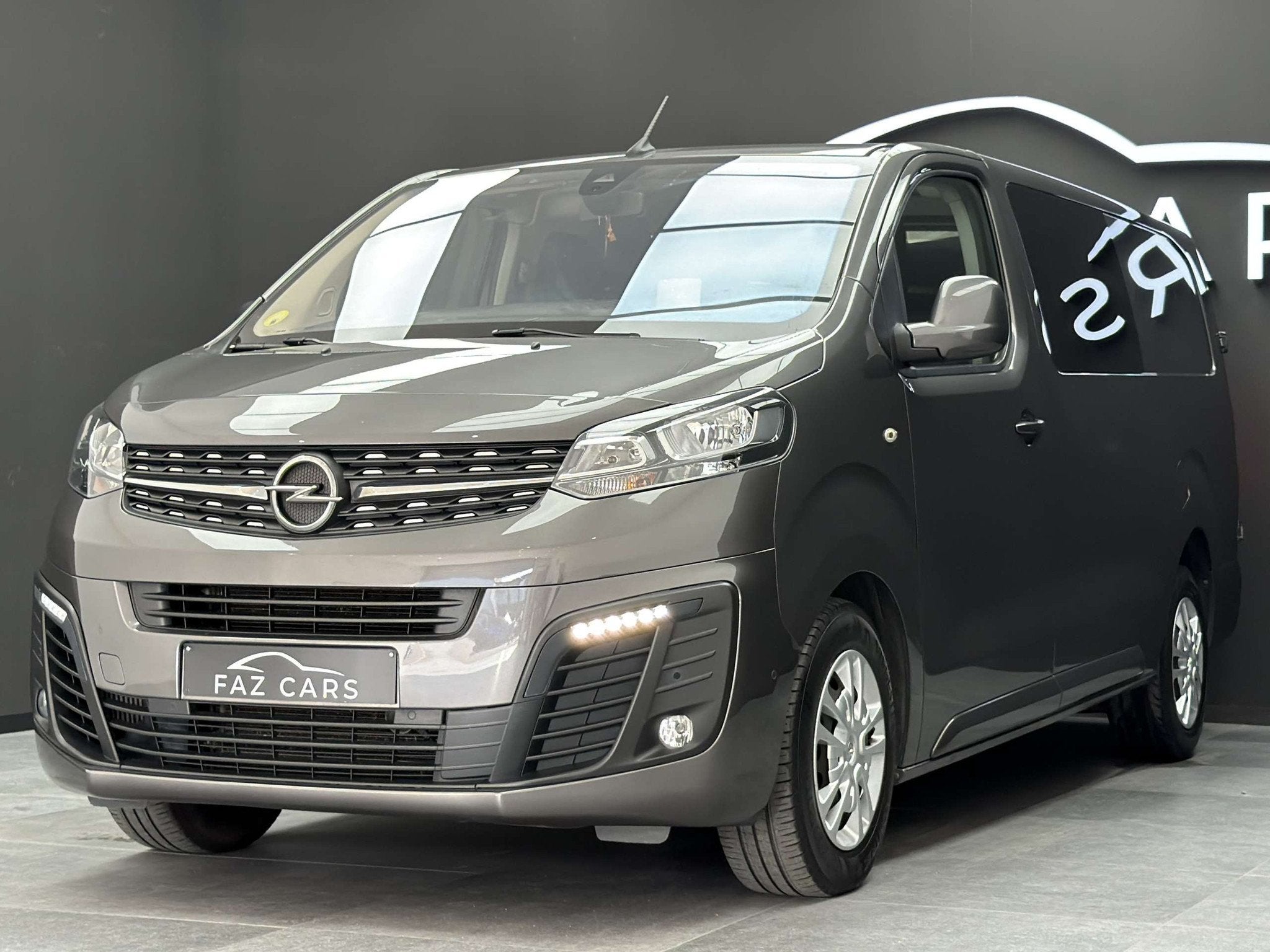 Opel Vivaro 2.0 TD L3H1 * 1ER PROP + 5 PLACES + CAMÉRA + RE, Autos, Argent ou Gris, Achat, Euro 6, Entreprise