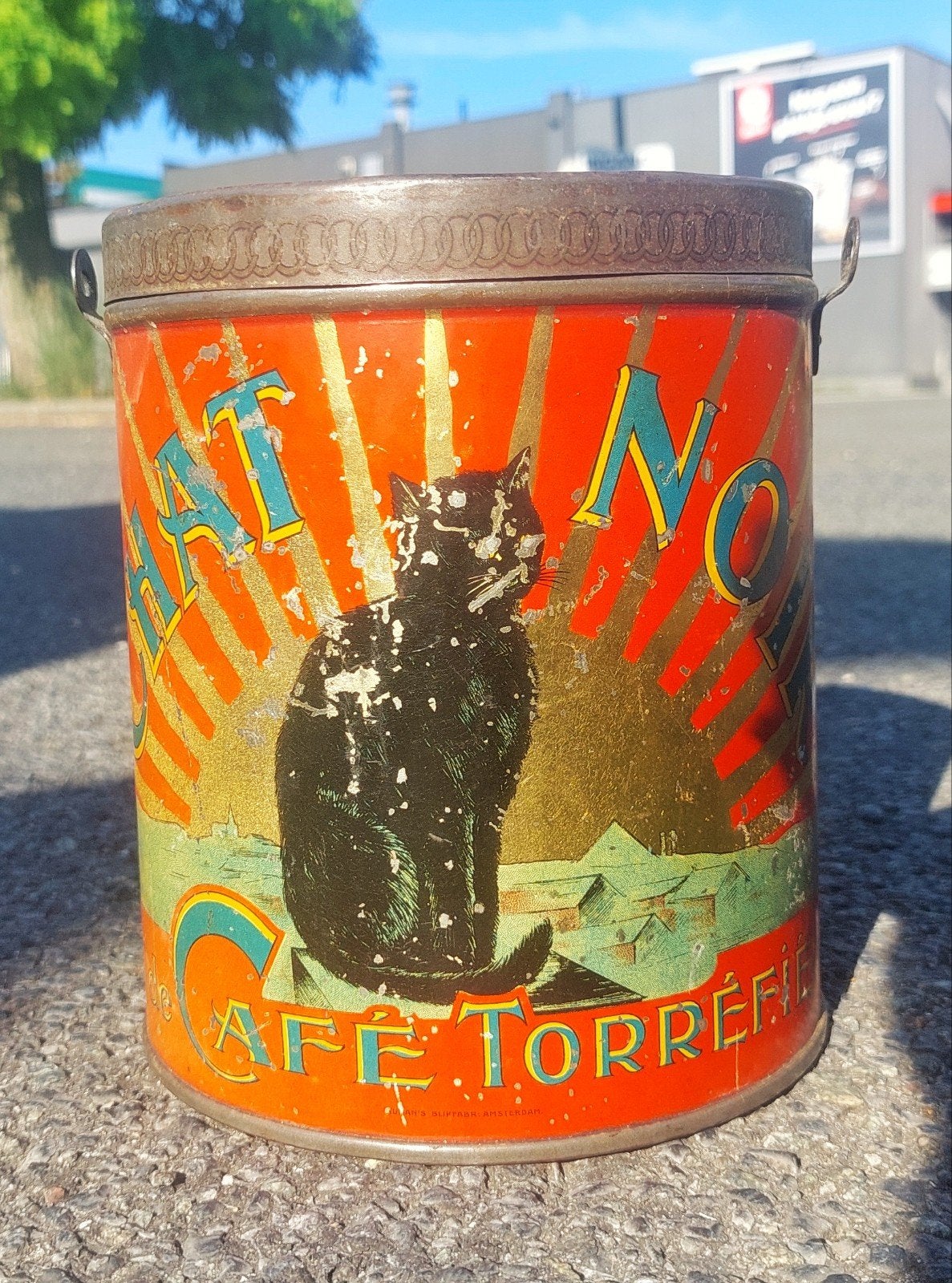 Ancienne boîte à café en forme de chat noir, Enlèvement