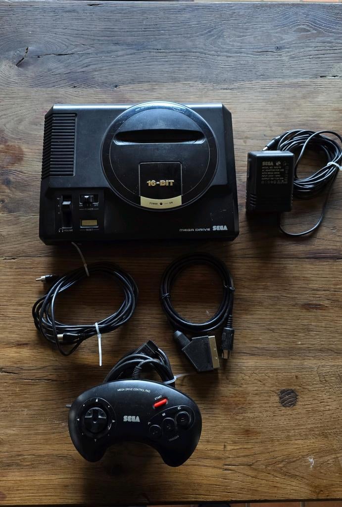 Sega mega drive console, Games en Spelcomputers, Spelcomputers | Sega, Ophalen, Mega Drive