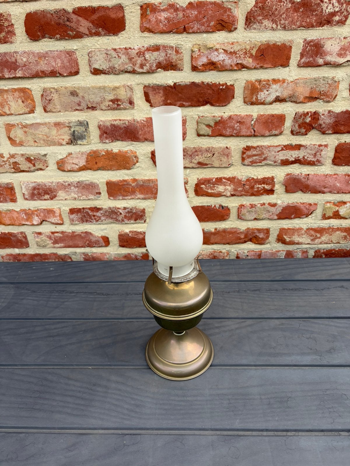 petroleumlamp (olielamp) met een matglazen lampenglas, Ophalen