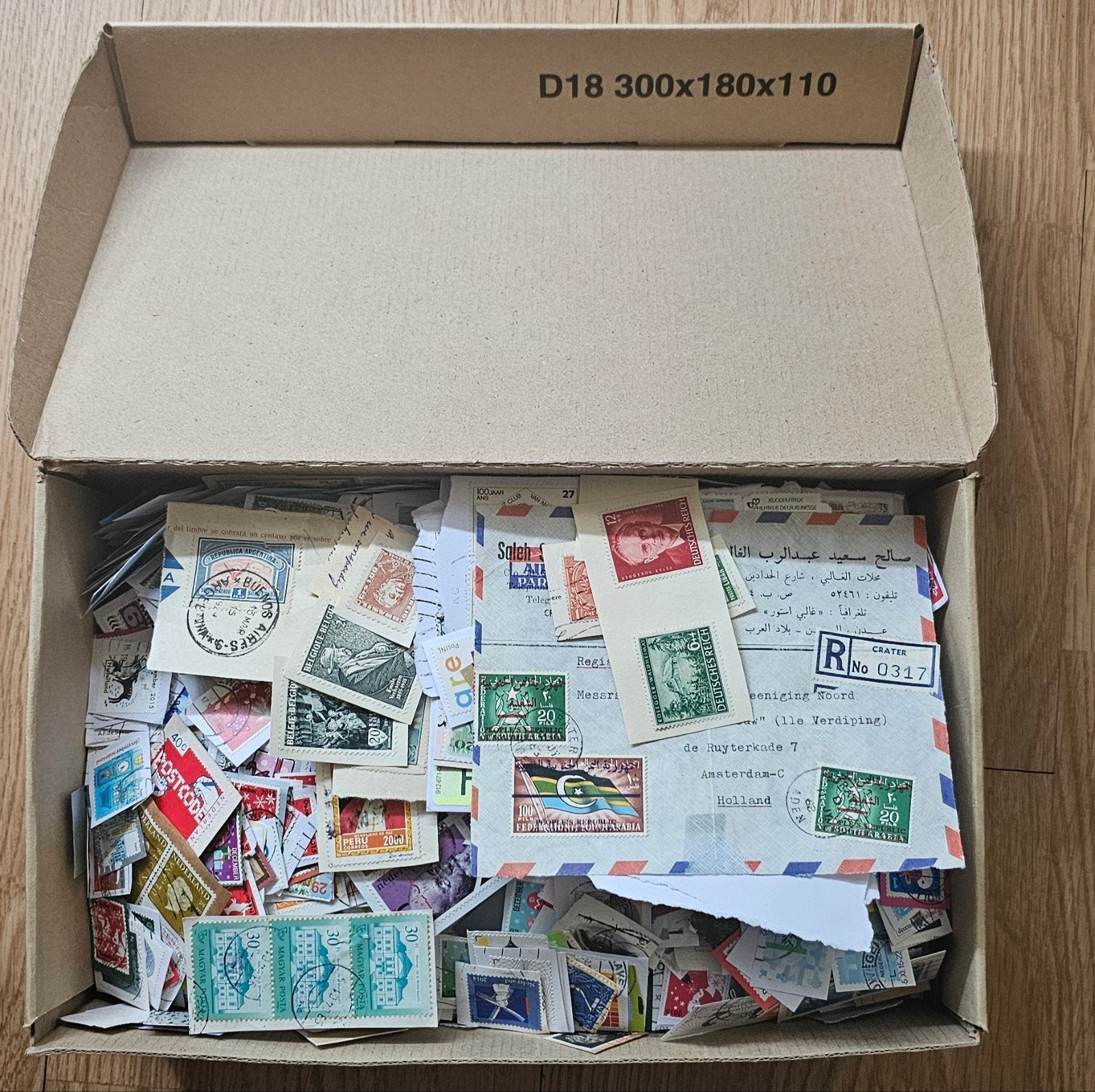 Volle doos postzegels op fragment, Ophalen of Verzenden