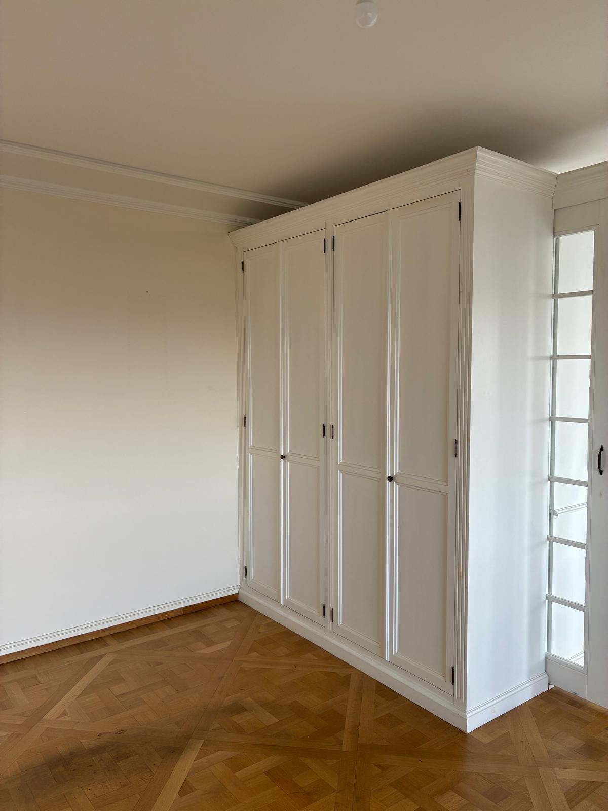 Kast in hout wit geschilderd, Maison & Meubles, Armoires | Penderies & Garde-robes, Utilisé, Avec porte(s), Verre, Enlèvement