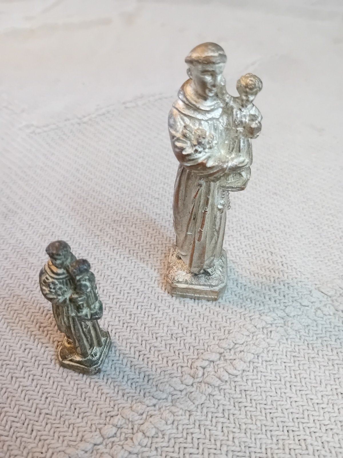 Lot 2 statuettes anciennes St Antoine de Padoue signées, Antiquités & Art, Enlèvement ou Envoi