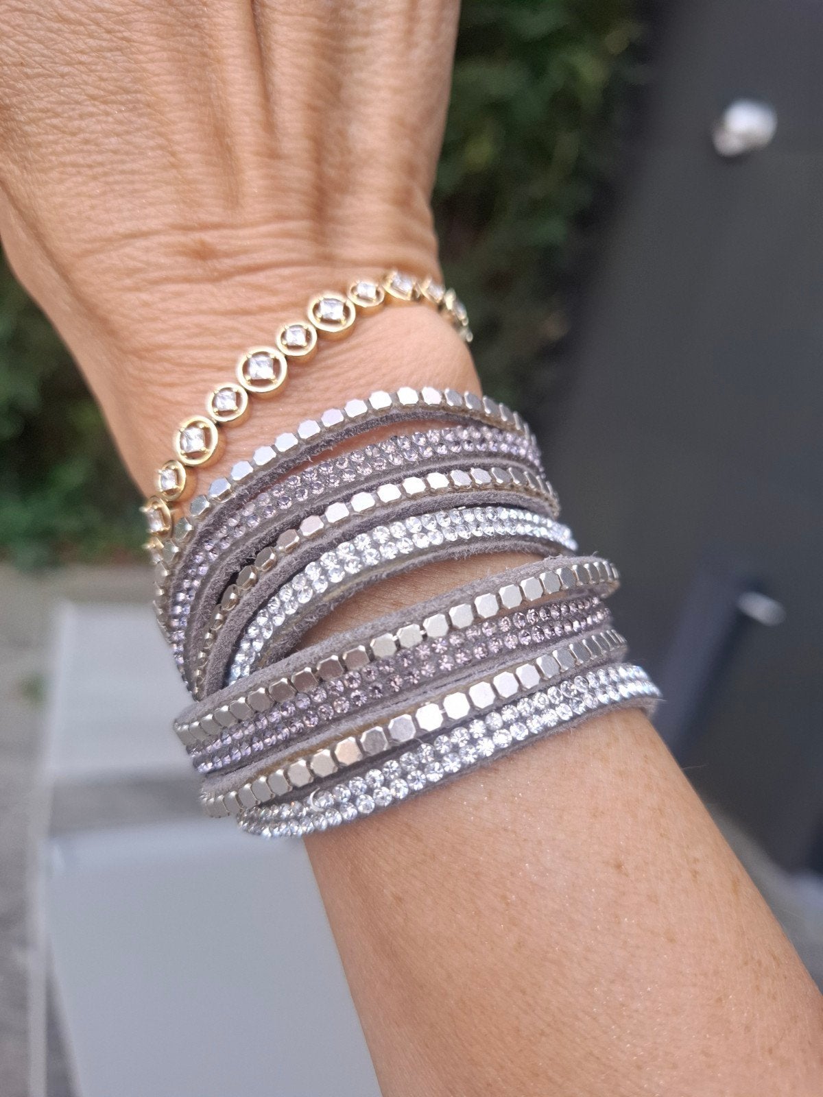 bracelet double gris strass clous, Bijoux, Sacs & Beauté, Bracelets, Neuf, Gris, Enlèvement ou Envoi, Avec strass