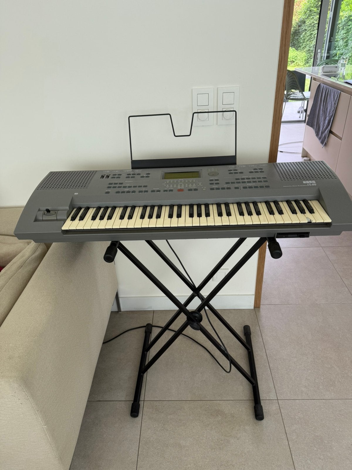 Korg IS40 keyboard - werkend + stafief + accesoires, Musique & Instruments, Claviers, Comme neuf, Korg, Enlèvement