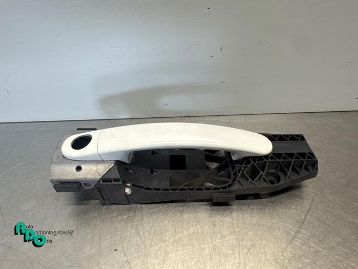 Poignée portière 2portes gauche d'un Volkswagen Polo (Polo, Autos : Pièces & Accessoires, Carrosserie & Tôlerie, Volkswagen, -