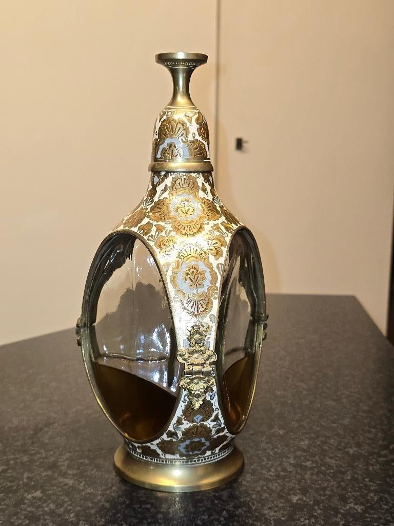 Carafe in cloissonné, Enlèvement