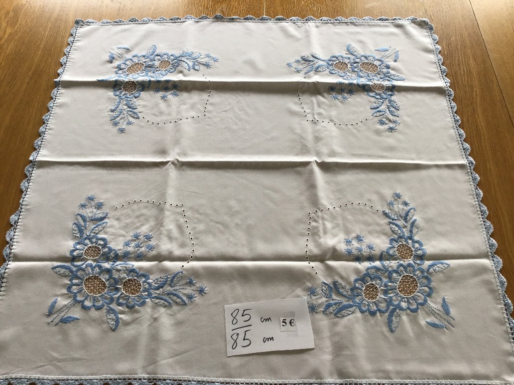 mooi vierkant tafelkleed 85 cm op 85 cm voor 5 €, Huis en Inrichting, Tafelkleed, Ophalen of Verzenden, Zo goed als nieuw, Vierkant