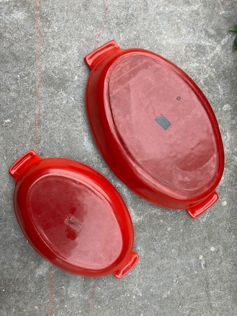 2 RODE GIETIJZEREN OVENSCHOTELS. DE KLEINE IS NOG NIEUW, Krasbestendig, Ophalen of Verzenden, Zo goed als nieuw, Braadpan