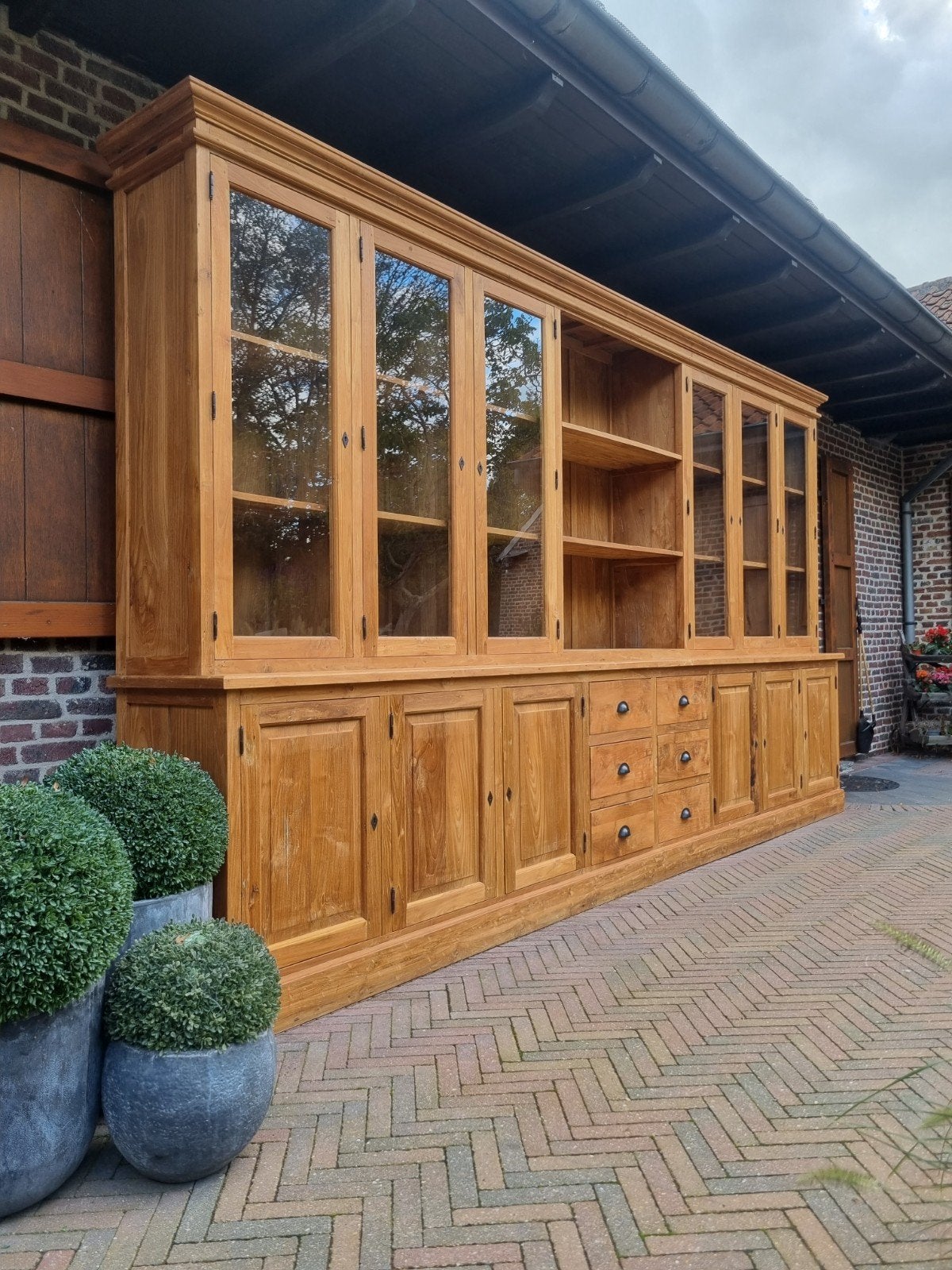 Buffet/vitrine en teck de 400 cm sont les suivants :