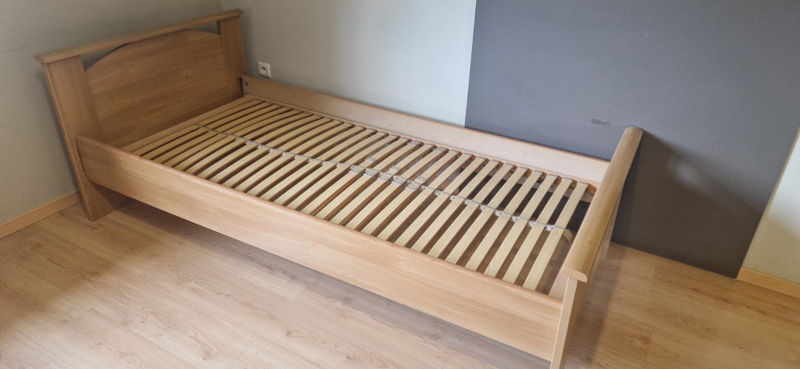 Bed met nachtkastje, Huis en Inrichting, Slaapkamer | Bedden, Ophalen, Gebruikt, 90 cm, Eenpersoons