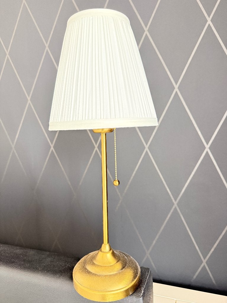nachtkast lamp met goudkleurige voet en witte plooikap, Huis en Inrichting, Ophalen