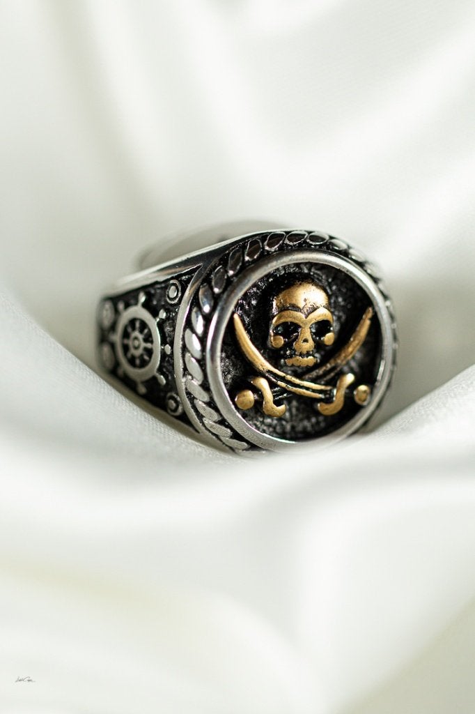 Piraten Ring Titanium met Gouden Schedel, Handtassen en Accessoires, Ringen, Overige materialen, 20 of groter, Verzenden, Heer
