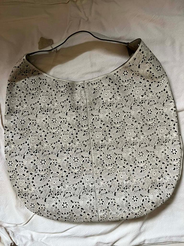Witte Usha schoudertas met laser cut patroon, Handtassen en Accessoires, Tassen | Damestassen, Verzenden, Zo goed als nieuw, Beige