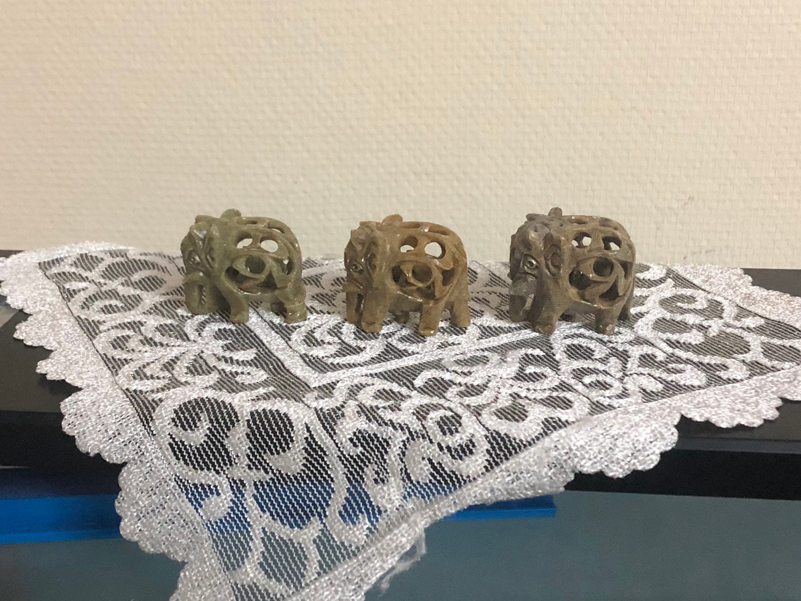 Drie kleine olifanten in gebeeldhouwde stenen, Verzamelen, Beelden en Beeldjes, Ophalen of Verzenden, Gebruikt, Dier