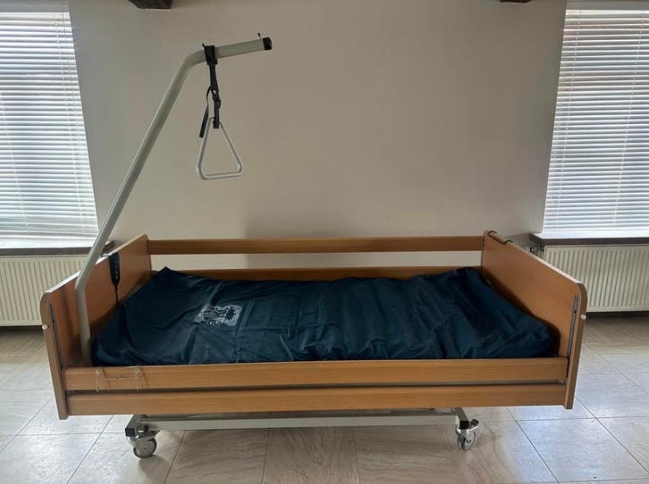 Lit de soins électrique AKS+matelas alterné, Enlèvement, Comme neuf