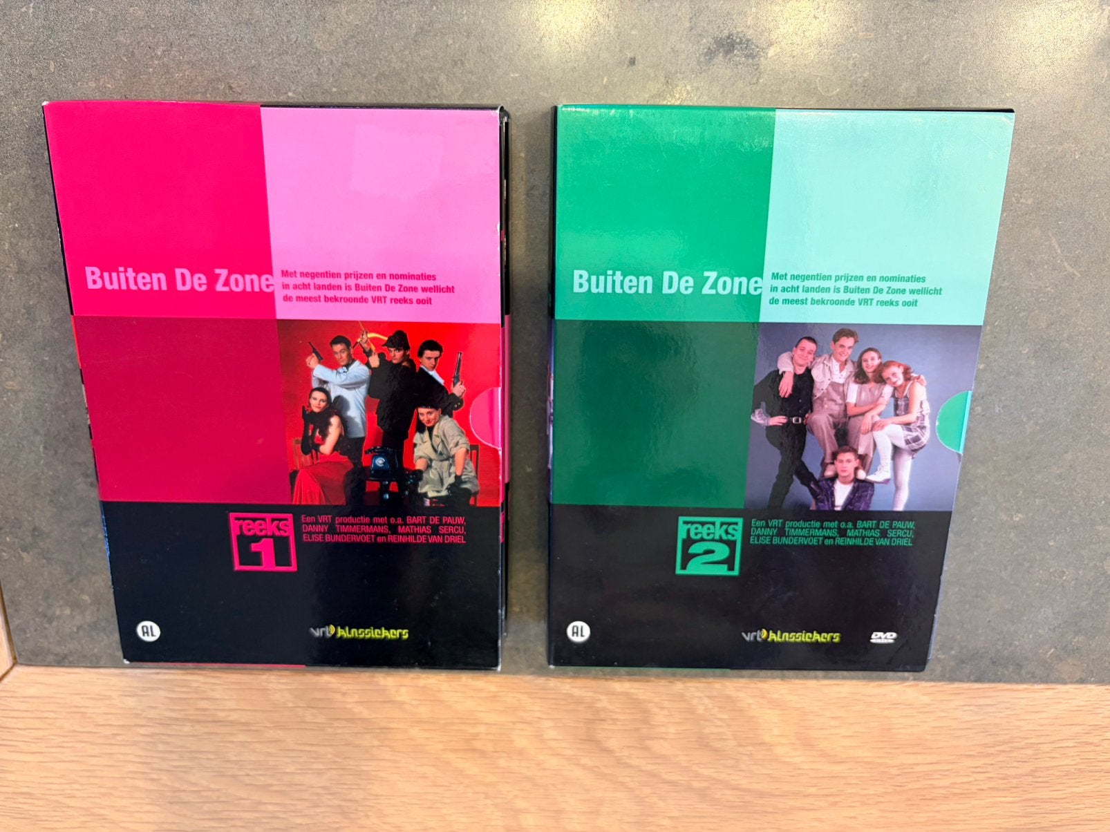DVD box Buiten De Zone Seizoen 1 en 2, CD & DVD, DVD | TV & Séries télévisées, Enlèvement ou Envoi, Comédie, Coffret, Comme neuf