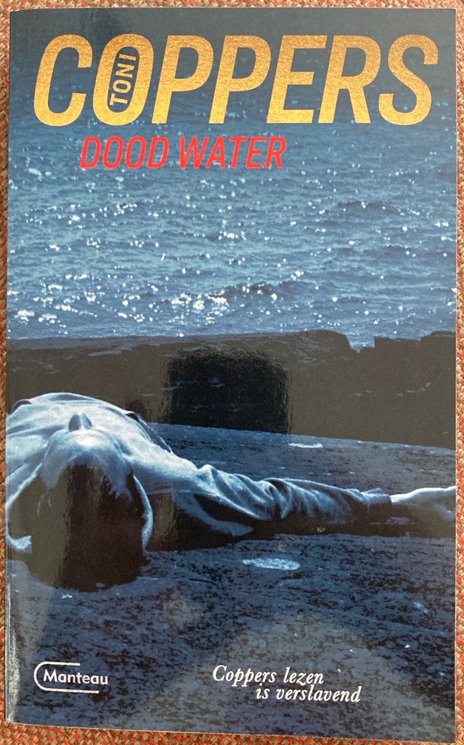 Dood water - Toni Coppers, Boeken, Ophalen of Verzenden, Zo goed als nieuw