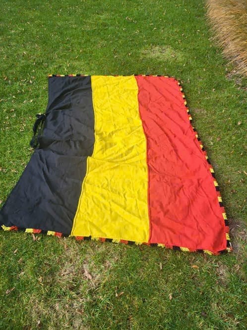 Prachtige oude Belgische vlag met franjes – 1m25 x 1m85, Ophalen of Verzenden