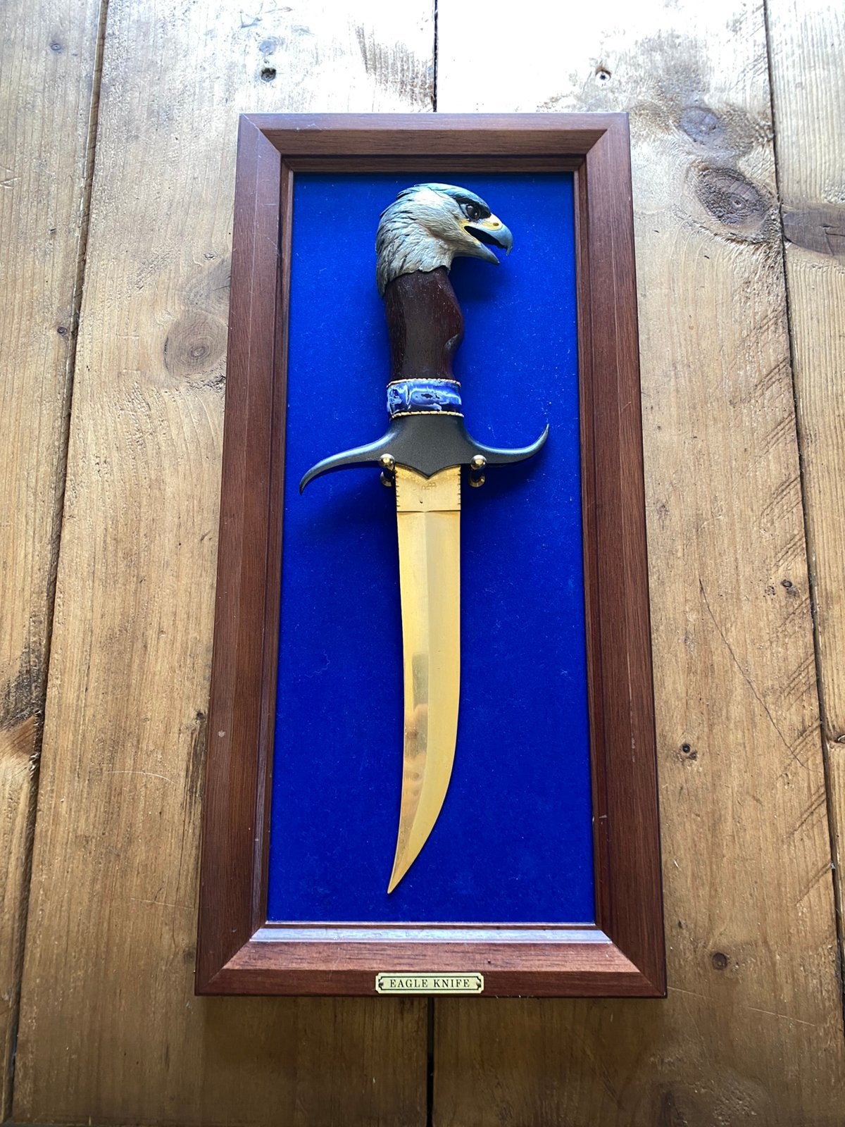 Poignard décoratif, Enlèvement