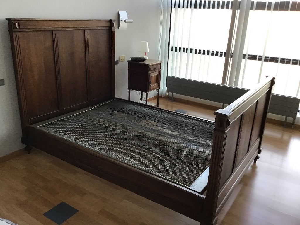 Antiek bed met bijpassend nachtkastje, Ophalen