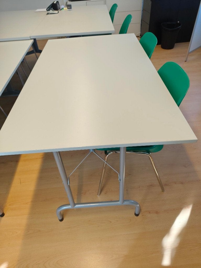 kantoor vergadertafels, Ophalen, Met wielen, Zo goed als nieuw, Grijs