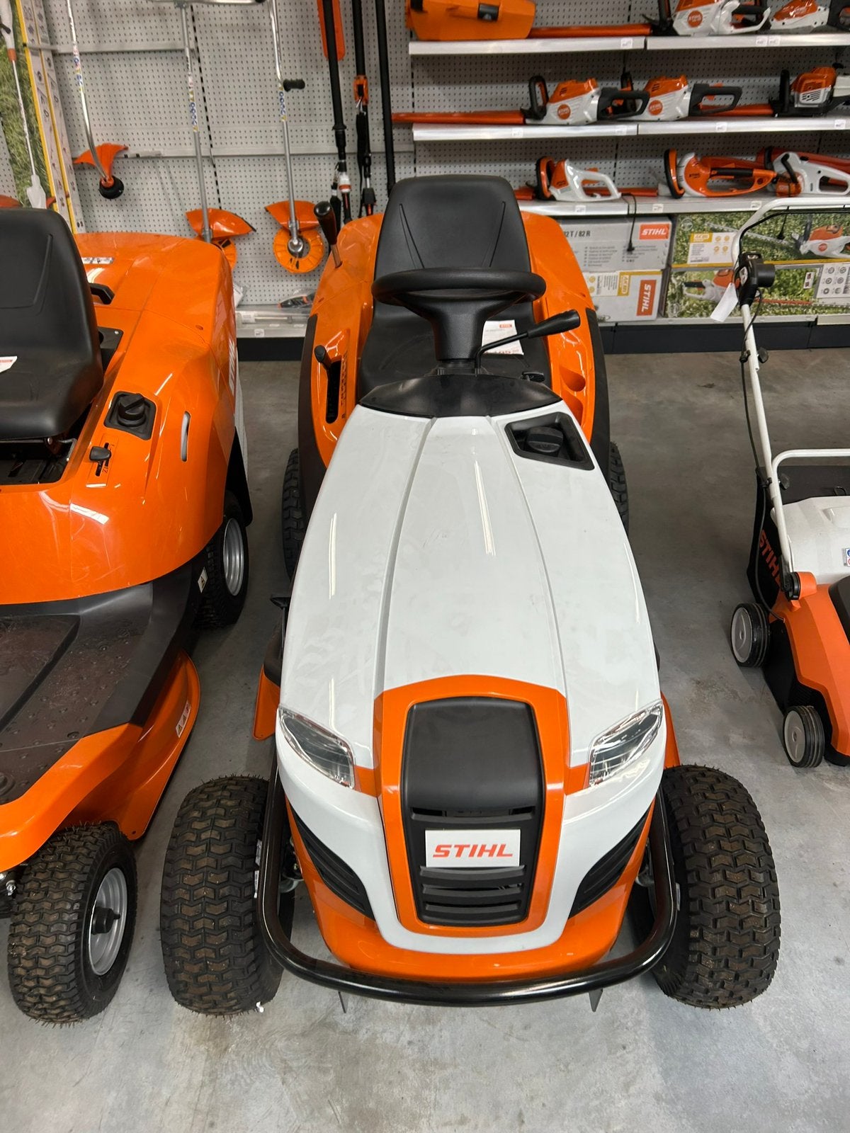 Showroommodel zitmaaier stihl, Tuin en Terras, Ophalen, Nieuw, Opvangbak