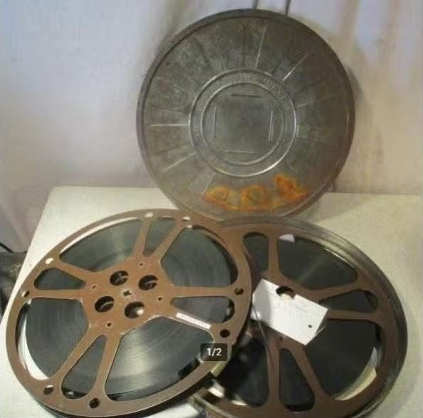 2 vieux rouleaux film 16 mm  Au dessus de la carte de l'URSS, TV, Hi-fi & Vidéo, Bobines de film, Enlèvement ou Envoi, Film 16 mm