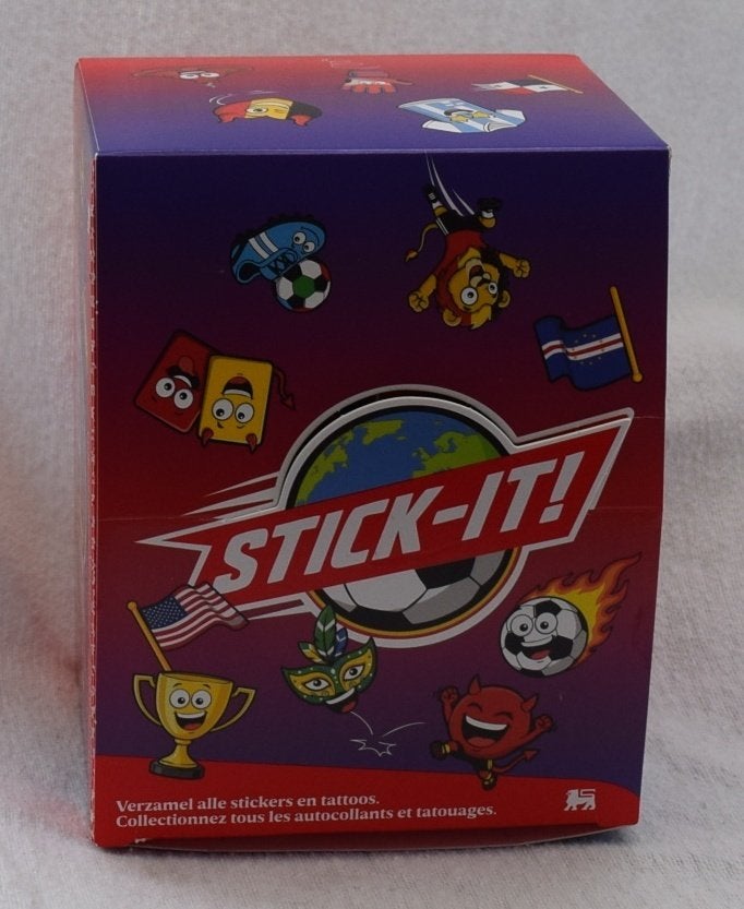 Stick - It /  doos van 116 zakjes . Voetbal WK 26 Delhaize, Verzamelen, Overige supermarkten, Verzenden