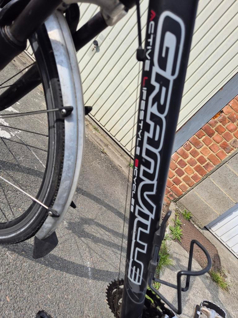 Le vélo Granville à 21 vitesses pour hommes est complètement, Enlèvement