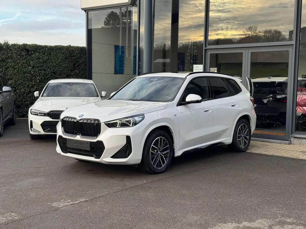 BMW iX1 iX1 xDrive30 M Sportpaket (bj 2023, automaat), Auto's, Automaat, 230 kW, Gebruikt, Zwart