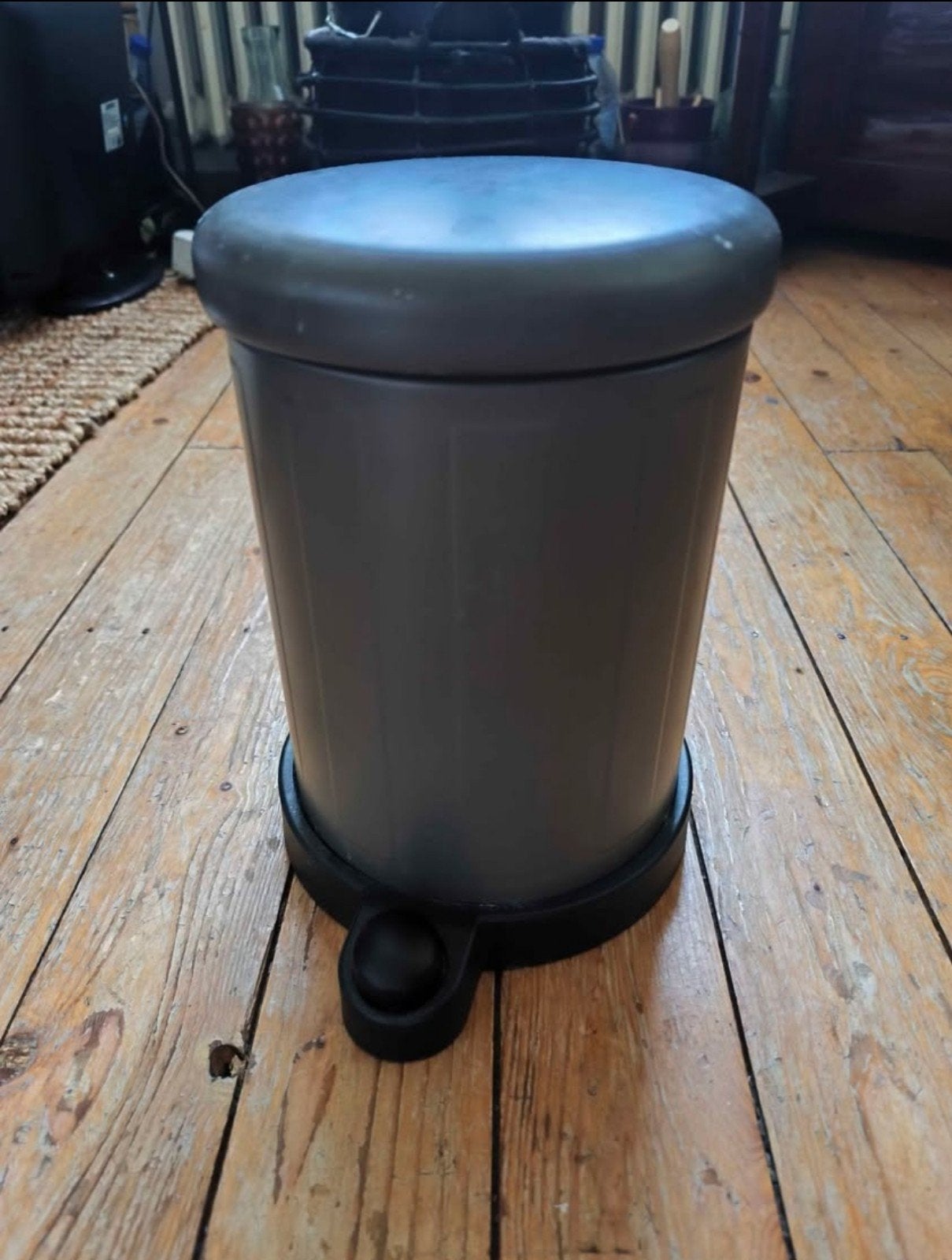 Petite poubelle gris métallique Ikea, avec pédal., À pédale, Moins de 10 litres, Enlèvement ou Envoi, Comme neuf