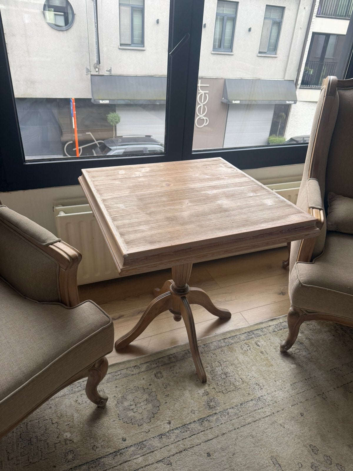 Klassieke vierkante bijzettafel in hout – landelijke stijl, Ophalen, Zo goed als nieuw