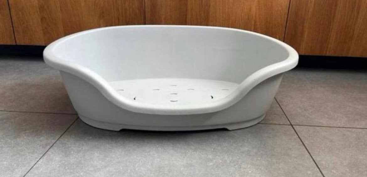 Grojze plastic stevige hondenmand , mand 60cm ligwijdte, Ophalen, Zo goed als nieuw